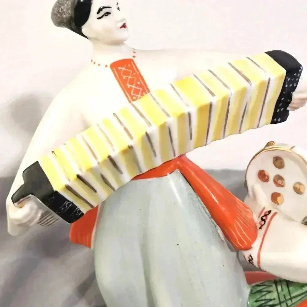 Ukrainian vintage USSR porcelain figurine DANCING PAIR - Picture 3 of 4